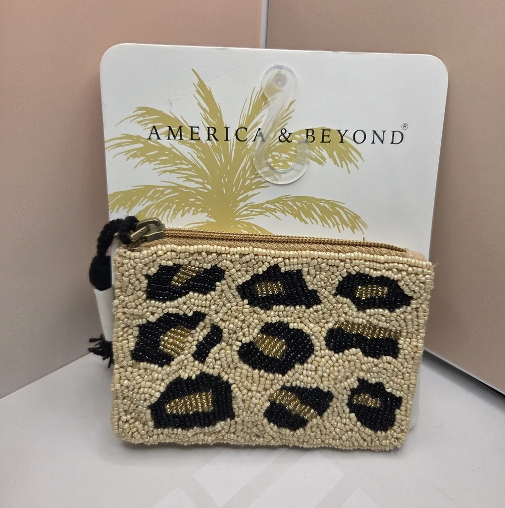 🖤▪️America & Beyond ▪️Tan Beaded Leopard Coin Pouch